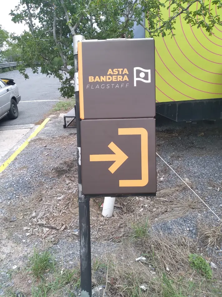 Tótem Direccional Bilingue Señalética Exterior Asta Bandera Mty - MKTING ACTIVO